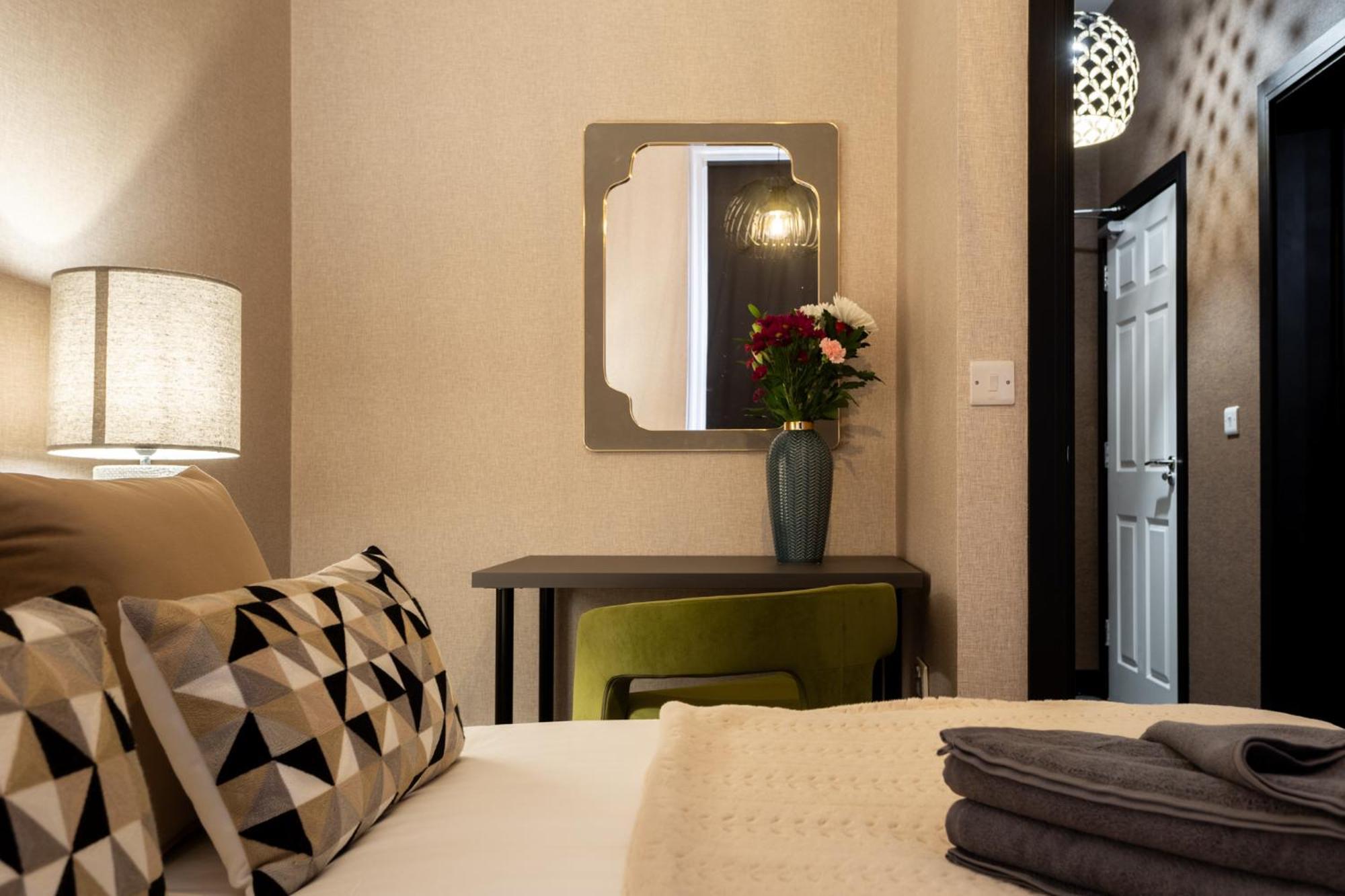 Crown Street Aparthotel ハリファックス エクステリア 写真
